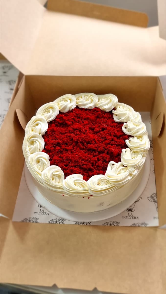 Torta red velvet vestida en su caja