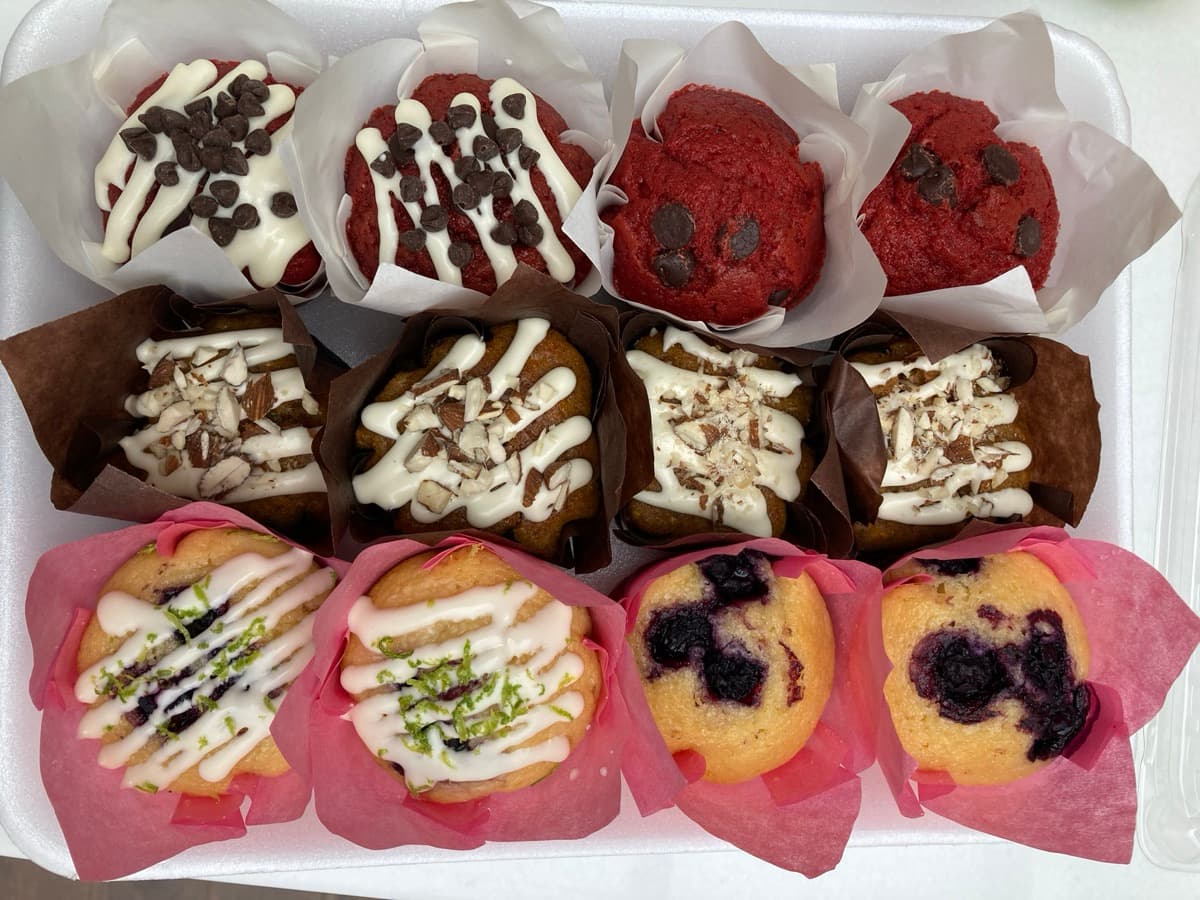 Muffins variados recién decorados