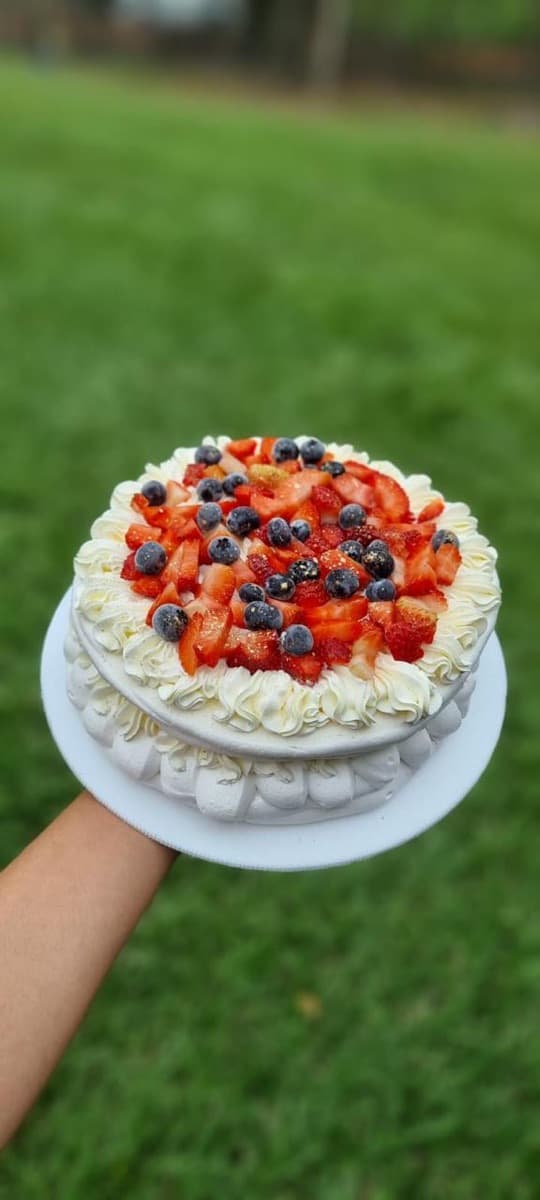 Pavlova con fresas y arándanos